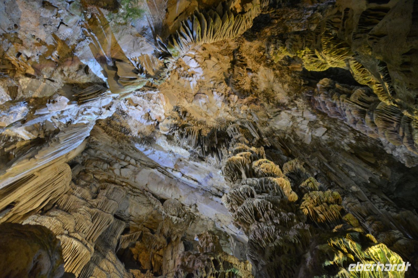 beleuchtete Stalaktiten und Stalagmiten
