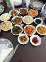 Vielzahl marokkanischer Vorspeisen beim Mittagessen