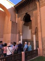 Reiseleiter Mohamed mit Eberhardt Reisegruppe bei den Saadier Gräbern