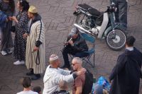 Touristen bekommen Schlangen umgelegt. 