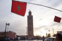 Kutubiyya-Minarett mir marokkanischen Flaggen