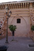 Schiefer Bogen in der Außenfassade der Moulay el-Yazid-Moschee. Die hölzernen Stützgerüste dienen seit dem Erdbeben zur Stabilisierung