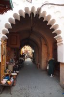 Straßenszene Marrakesh mit Vielpassbogen 