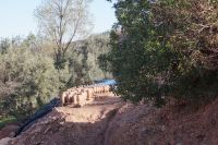 In der Sonne werden Tontöpfe getrocknet, die können bald gebrannt werden. 