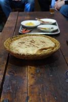 frisches Fladenbrot, Butter, Honig und Olivenöl 