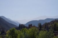 Wenn man genau hinschaut, kann man auf dem mittleren Berggipfel Schnee sehen (Ourika-Tal)