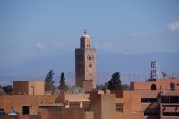 Minarett der Kutubiyya-Moschee, Ausläufer des Atlas im Hintergrund