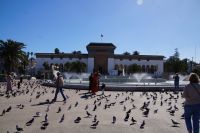 Justizpalast mit Taubenbrunnen und Wasserverkäufer 