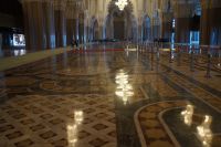 Mich erinnert der Boden der Hassan II.-Moschee ein wenig an den des Petersdoms