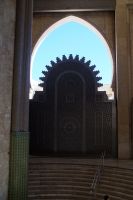 Von draußen gleißt das Licht. Die Treppe führt hinunter zu den Waschräumen für die Männer