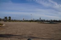 Die Weitläufigkeit des königlichen Parks. Zwischen den beiden Minaretten sieht man in der Ferne auch die Zwillingstürme der Kathedrale von Rabat