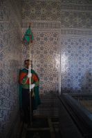 Vor den vier Eingängen des Mausoleums-Pavillions steht jeweils eine Wache und ebenso in den vier Ecken