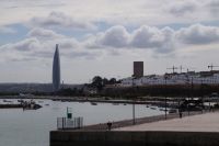 Der moderne Turm Mohammeds VI. und der Hassan-Turm aus dem  12. Jhdt. 