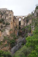 Die Neue Brücke von Ronda (18. Jhdt.) und der obere der Wasserfälle von Ronda