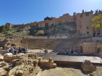 Das römische Theater von Malaca (1. Jhdt.), darüber die Alcazaba von Malaqa (11. - 15. Jhdt.), Málaga