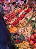 Obst (man beachte auch die weißen Erdbeeren hinter den roten - im Nachbargeschäft Schinken) 