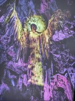 Mittels der Lasershow wird die Stalaktitenformation in der St. Michael's Cave richtig ausgeleuchtet. 