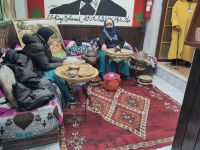 im EIngangsbereich der Berber-Apotheke eine Argan-Mühle zu Showzwecken 