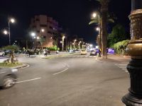 nächtliche Straßenszene in der Nähe unseres Hotels 