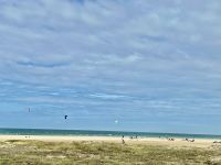schöner Strand von Tarifa mit Kite-Surfern