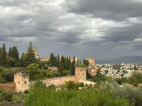 Blick auf die Alhambra und dahinter das Viertel Albaicin