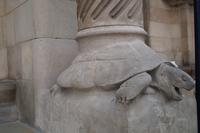 Die Schildkröte ächzt unter der Last der Sagrada Familia