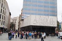 Ein Kunstwerk Picassos an einem Gebäude der Franco-Zeit, dem Sitz des Col.legi d'Arquitectes