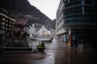 Zerfließende Zeit von Gaudí und Brücke von Paris, Andorra la Vella
