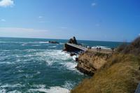 Die Brücke, welche den Roche de la Vierge mit dem Festland verbindet, baute Gustave Eiffel