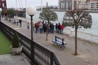 Blanca erklärt die hängende Brücke in Bilbao