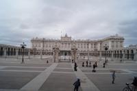 Blick von den Stufen der Almudena-Kathedrale auf den Königspalast
