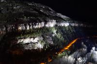 Die Schlucht des Júcar wird bei Nacht beleuchtet