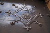 Das sprechende Wappen von Montserrat mit der Säge über dem Berg