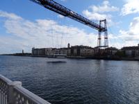 In Bilbao überquert man den Fluss in einer Schwebefähre und spart 20 km Weg