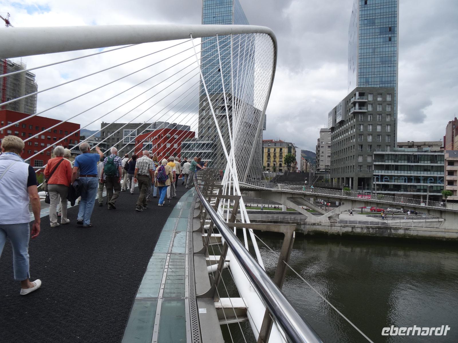 Eine interessante Brücke für die Fußgänger in Bilbao