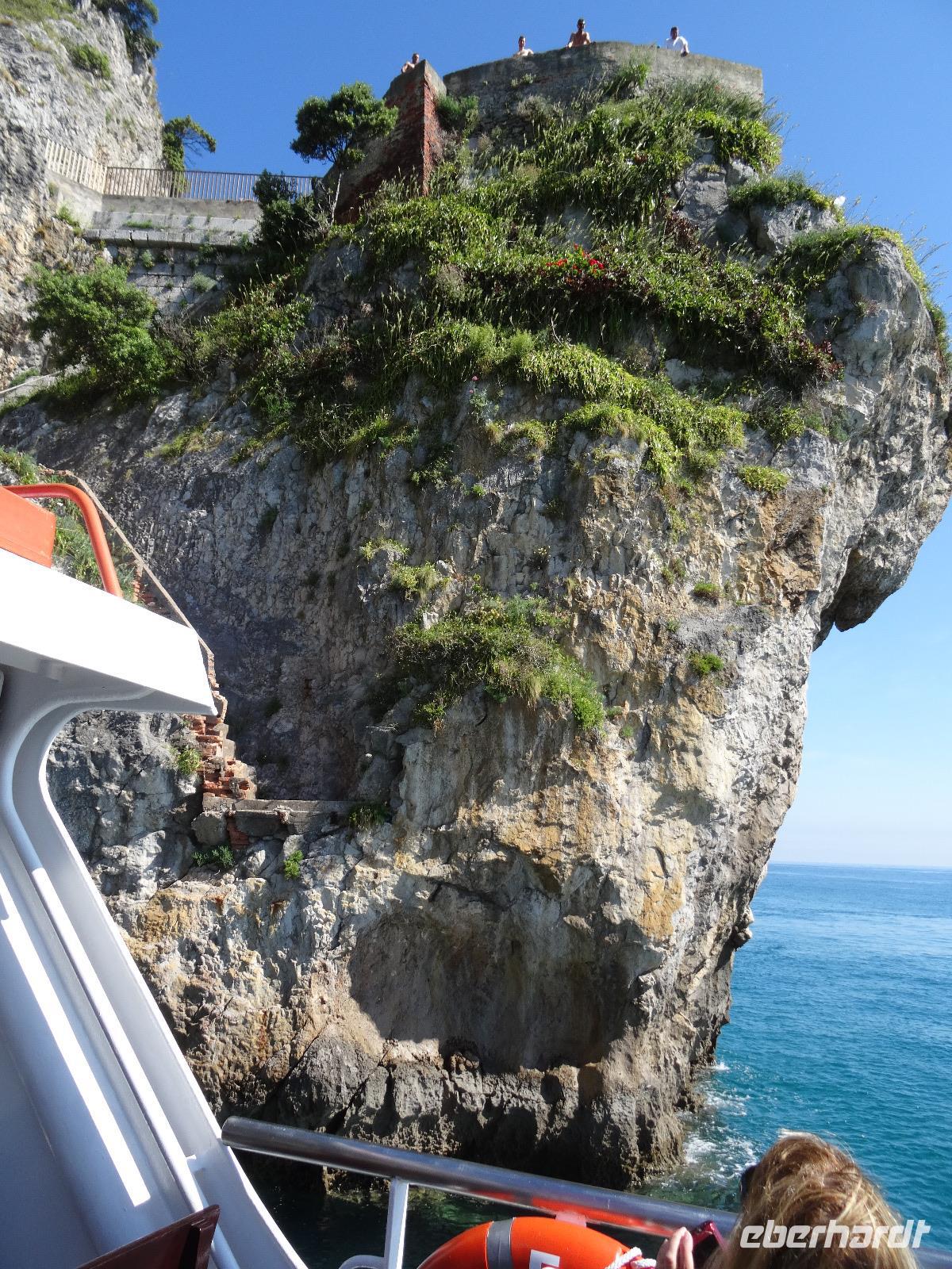 Von Laredo aus kann man mit dem Boot dicht an die Felsformationen heranfahren