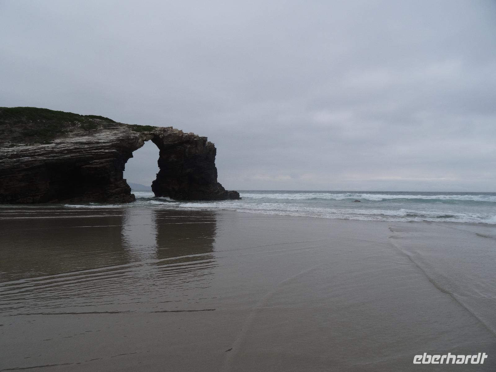 Bizarre Felsen am Strand von As Catedrais