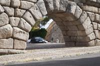 05-10-2016 Segovia, obwohl man im Laufe der Geschichte die Metallklammern die die Bögen zusammenhielten entfernt hat, hält das Bauwerk bereits 2000 Jahre