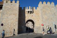 08-10-2016 Ávila, Blick auf die Geburtskirche der Hl. Teresa durch ein Stadttor