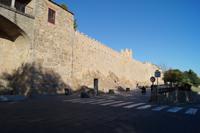 08-10-2016 Ávila, Stadtmauer auf Fels gebaut