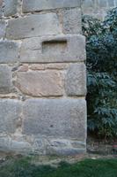 08-10-2016 Ávila, Spolien von einer Graburne und ener Inschrift in der Stadtmauer von Ávila