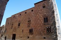 08-10-2016 Salamanca, Casa de las Conchas - Muschelhaus mit in die Fassade eingelassenen Jakobsmuscheln