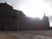 El Escorial im Nebel
