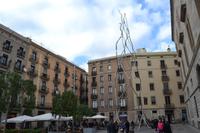 Skulptur, die an die menschlichen Pyramiden erinnert