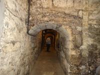 Ein Labyrinth von Gängen im Weinkeller in Elciego