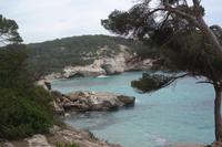 typisch Menorca: Wind, Wasser, Buchten und Pinien