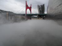 Brücke zum Guggenheim-Museum im Nebel