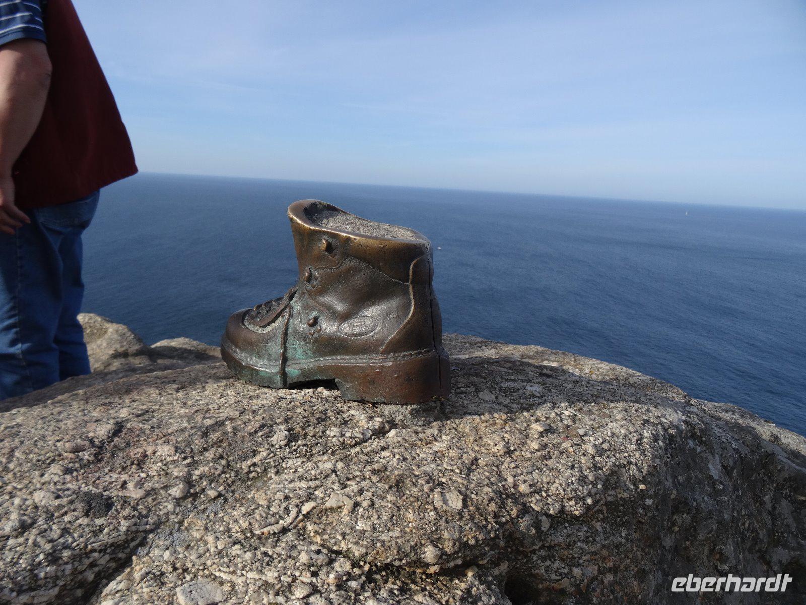 Ein Pilgerschuh am Kap Fisterra