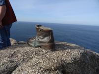Ein Pilgerschuh am Kap Fisterra