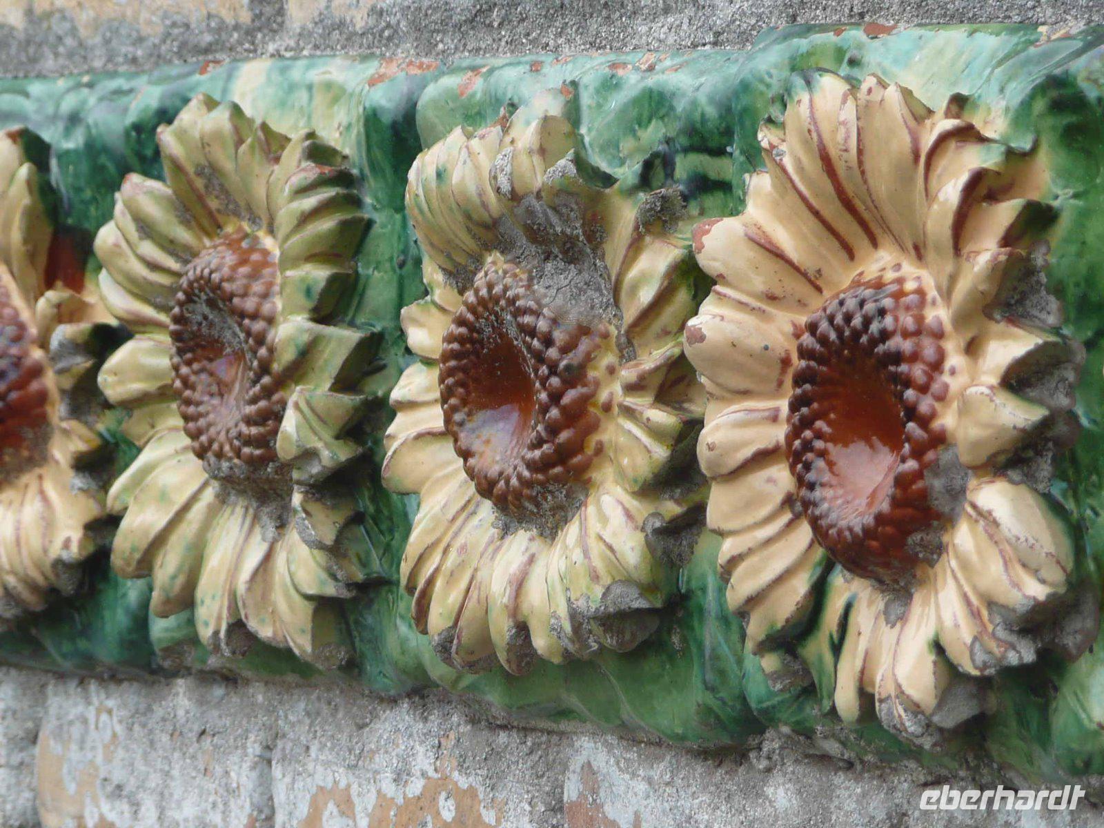 Sonnenblumen an der Villa Capricho in Comillas
